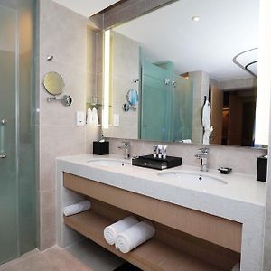 Suite 1 queen bed